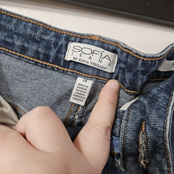 Sofia jeans by sofia Vergara distressed cuffed jean shorts! - Picture 2 of 7